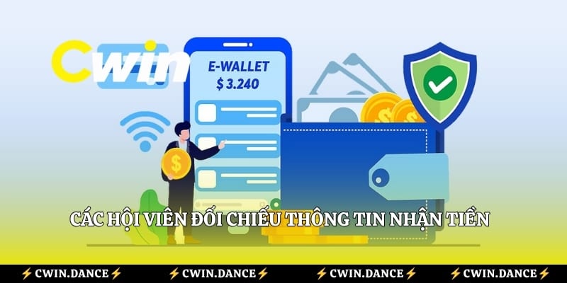 Các hội viên đối chiếu thông tin nhận tiền trước khi xác nhận